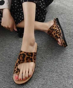 Flash Sale ๐ PAOTMBU Brown Leopard Toe-Strap ๐ฉด Sandal - ๐ฉ Women โญ